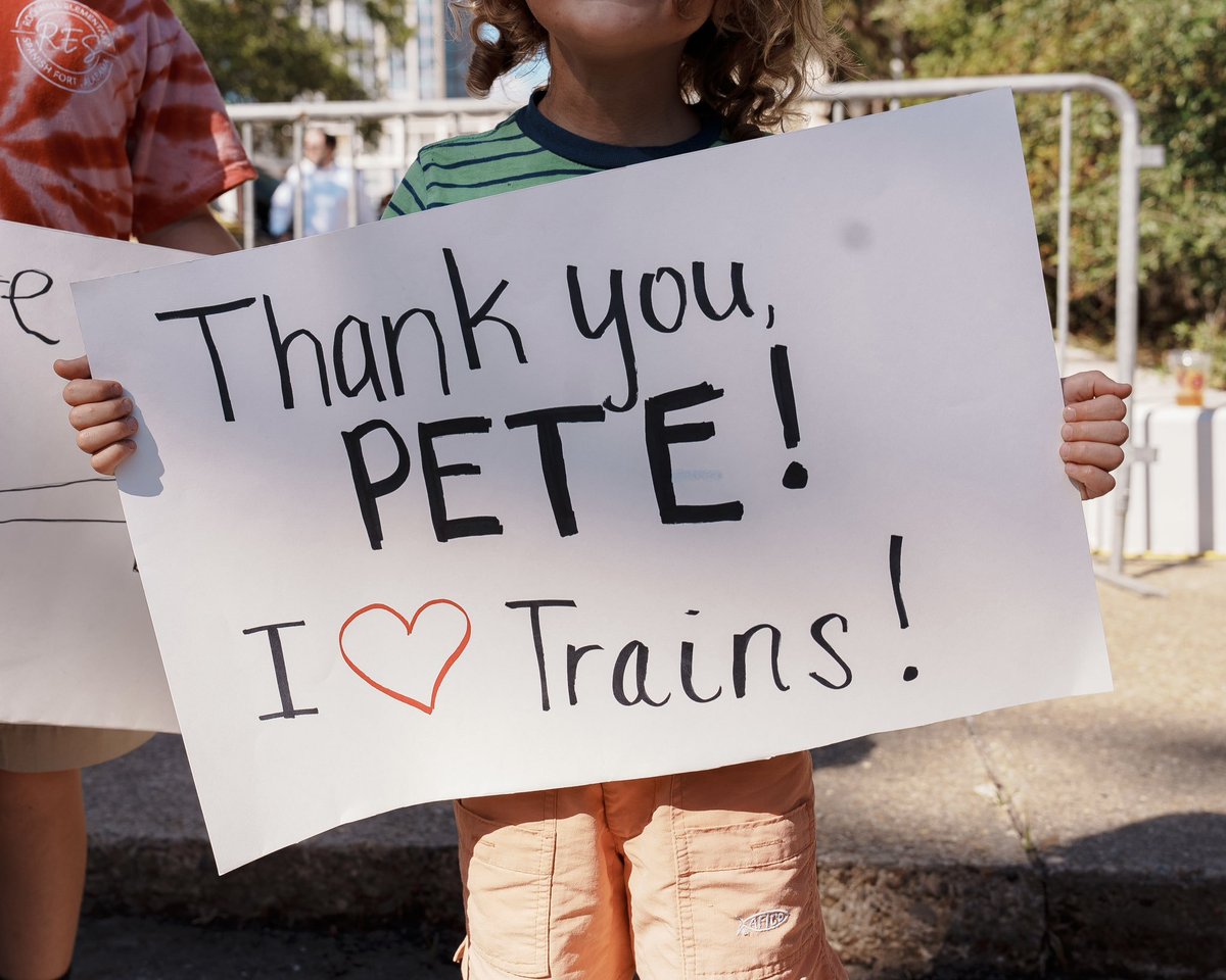 LoquaciousLori's tweet image. Well done! Great sign! 🚂🖍️❤️
#SecretaryPete #PeteButtigieg #TeamPete