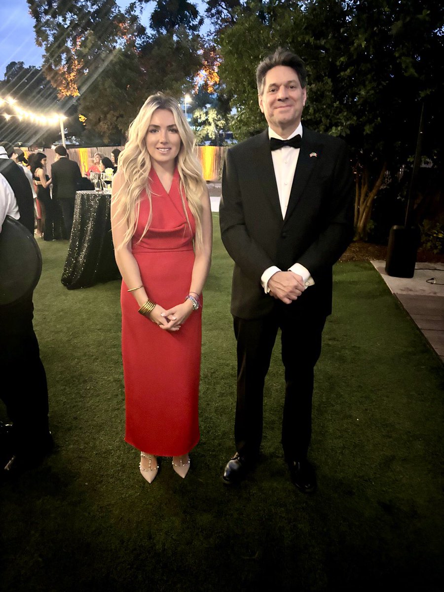 Fue un gusto saludar al Honorable Cónsul General de México en San Antonio, Dr. Rubén Minutti Zanatta, con quien tuve la oportunidad de dialogar sobre las importantes colaboraciones que estamos desarrollando entre Querétaro y el Gobierno de San Antonio, Texas. 🇲🇽🤝🇺🇸