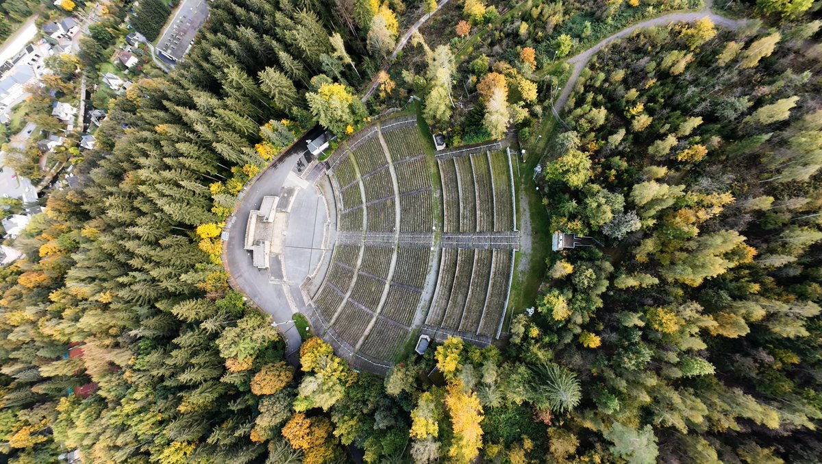 Die Waldbühne Schwarzenberg – ein Naturwunder, das Geschichten aus der Vogelperspektive erzählt! 🌲🎥 Atemberaubend eingebettet im Herzen des Erzgebirges und bereit für unvergessliche Events unter freiem Himmel. Diese Bühne ist pure Magie, ob von unten oder von oben! 🚁✨