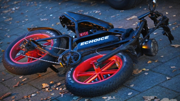 Jongen op fatbike gewond na botsing met bestelwagen op Dr. Struyckenstraat -  bredavandaag.nl/l/430903
