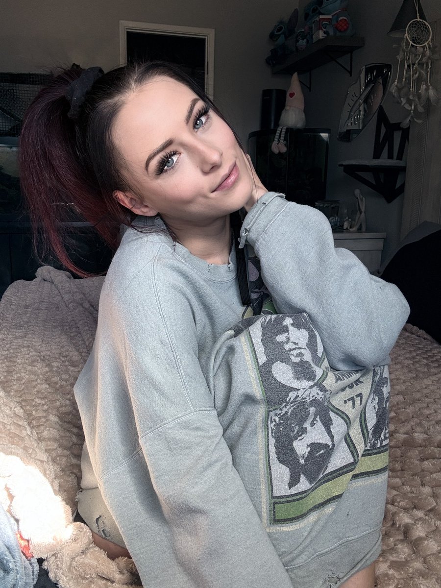 KylerQuinnPorn's tweet photo. Come and chat as I play Resident Evil 4 🥰 https://t.co/FfRMr6XSF9 https://t.co/OEXm3FYfKA