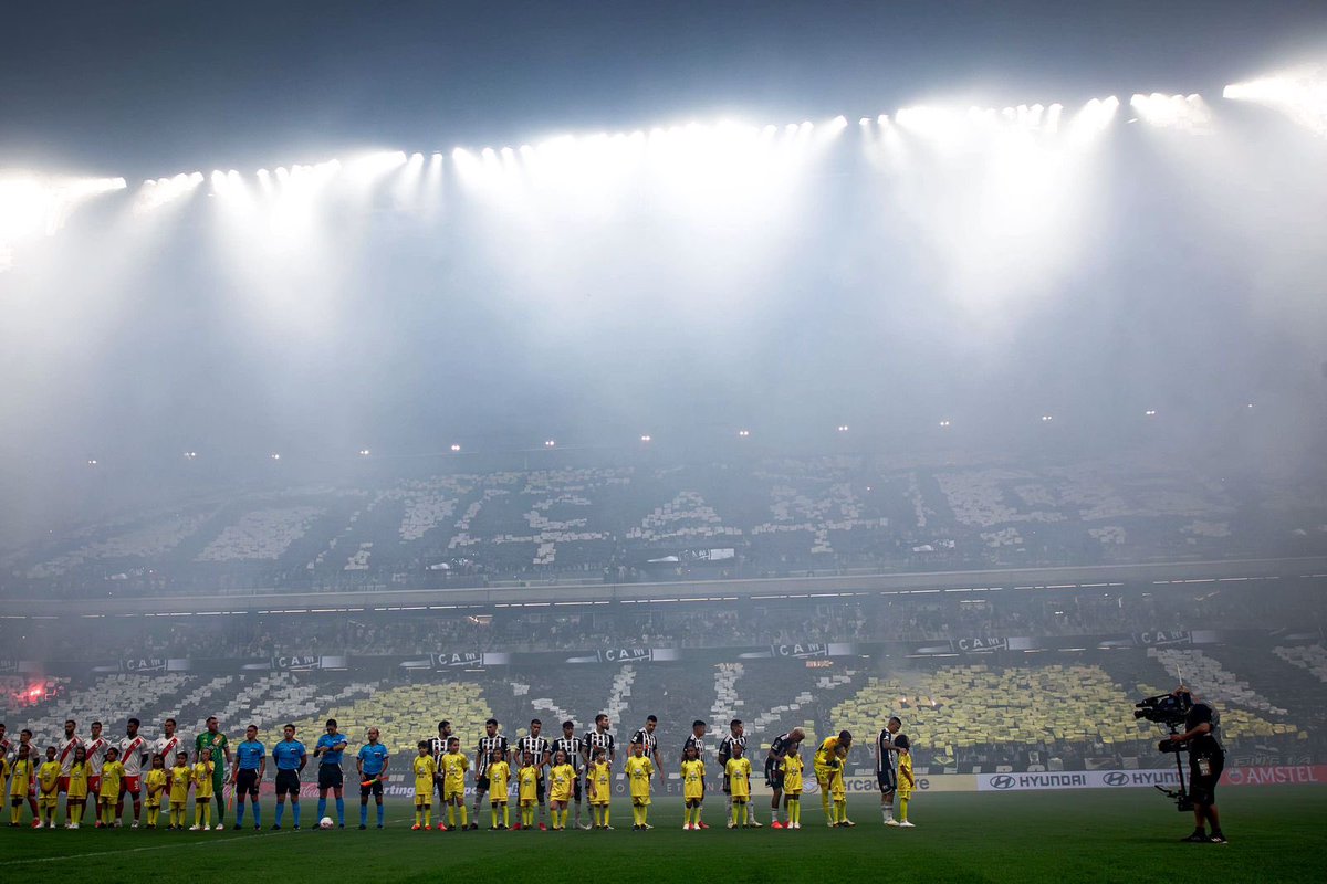 ThiagoScap's tweet photo. Essa foto mostra como a Massa está sinistra, não tem um papel fora do lugar, todos os papéis erguidos no local correto. ❤️🏳️🏴 https://t.co/bcHUTe02OW