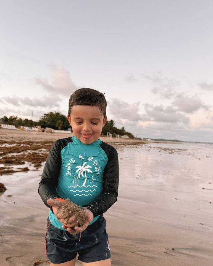 uaithethe's tweet photo. ⛱️| Praiou! 

Mamãe decidiu de última hora que queria ir a praia e lá fomos nós, já no caminho não me aguentava de ansiedade pra brincar no mar. 

Me juntei com minhas irmãs e brincamos muito na areia, sol estava muito bom e aproveitamos muito com a mamãe. https://t.co/imygZ5v7ED