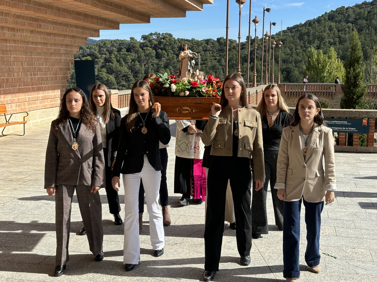 torreciudad_org's tweet photo. El pasado fin de semana, la Cofradía Hijas de Mª Inmaculada y Sta. Teresa de Jesús de #Castellón trajo una preciosa talla de la Virgen de la Inmaculada que ha donado a la galería de imágenes de la Virgen de #Torreciudad. ¡Podrás verla cuando vengas! https://t.co/zuDnW3Pr4q