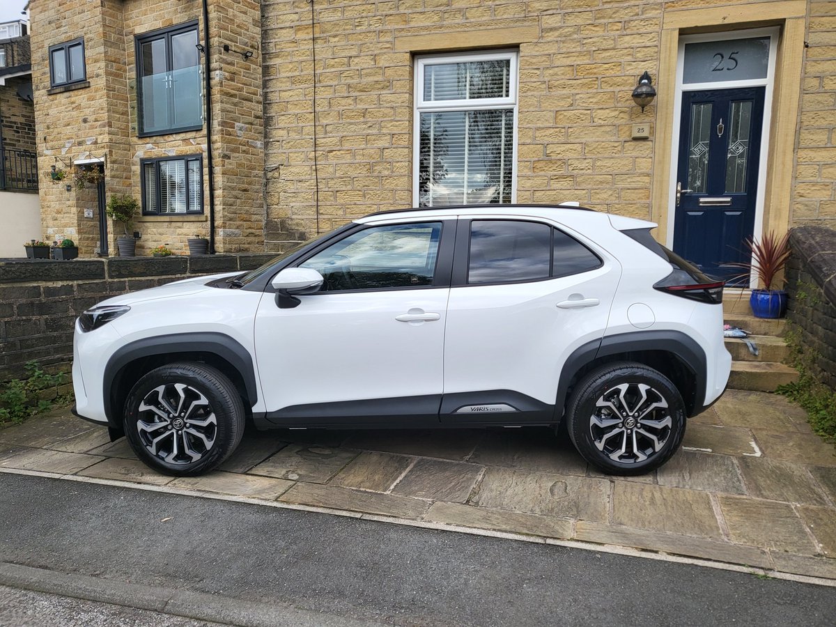 dilly_davina's tweet photo. In love my new car! 🥰😍🤩 almost nailed parking it on my tiny drive, not a bad effort for a first go! @ToyotaUK #ToyotaYarisCross #Yaris https://t.co/qx12IPDNB1