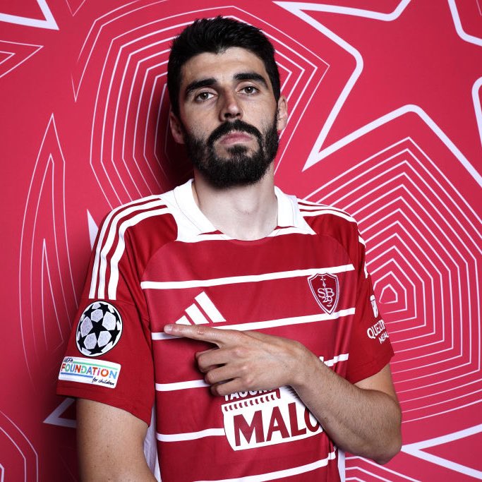 sebnonda's tweet photo. Brest, vraie bouffée d’air frais dans ce foot business ultra lisse. Pas besoin d’avoir des centaines de millions d’euros à dépenser pour briller en Ligue des Champions. De  l’envie, du talent, du courage, un esprit d’équipe sans faille et tu es encore invaincu après 3 matches et tu tiens tête au champion de 🇩🇪. Ça fait du bien et ça devrait donner des idées aux autres... #BRELEV