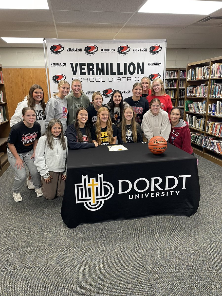 Congrats to Kasey on officially signing with Dordt! 🏀🖊️
