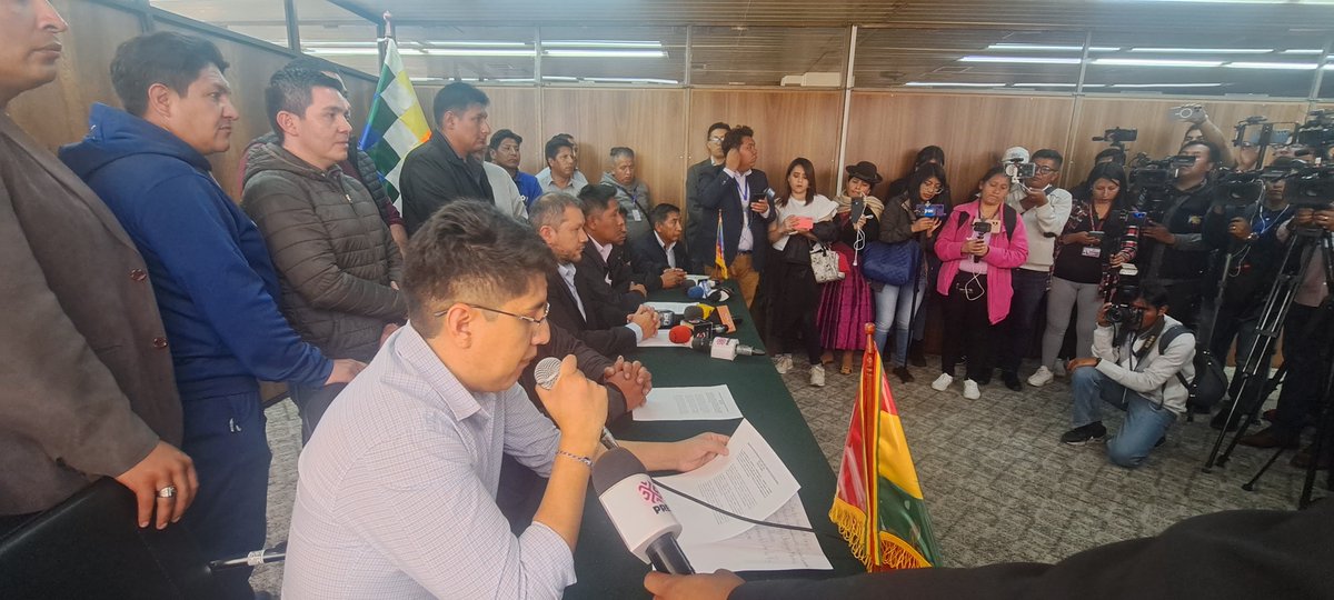 A_Gallardo_B's tweet photo. Con el #PRODE, aseguramos la distribución diaria. Una vez levantado el bloqueo, seguiremos con las estaciones pendientes en #LaPaz.

#ConstruimosElFuturoEnergéticoDeBolivia
#UnidosRumboAlBicentenario

2/2 https://t.co/NN6s5ARdSB
