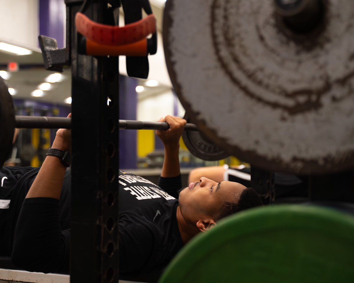 Getting after it 🏋️‍♂️

#HornsUp l #RollMavs