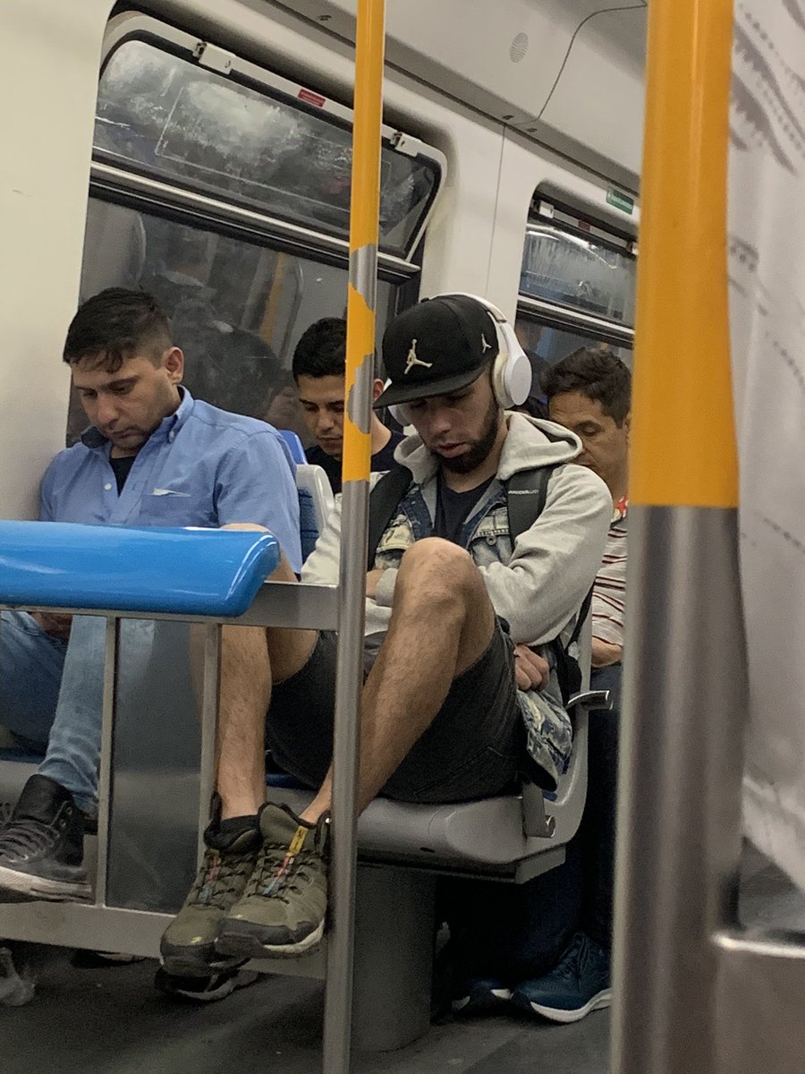jaz_rivass's tweet photo. que onda anuel en el sarmiento, ya está yendo para tecnopolis https://t.co/YUxkfyurDg