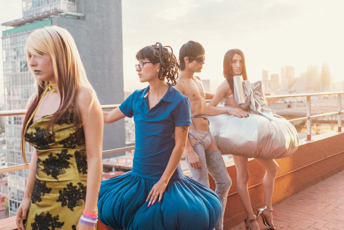 MeowMag's tweet image. 💬Más allá de otro desfile de moda, TANAMACHI nos transportó por medio de su colección Primavera Verano 2025 ‘Hot People from my teens’, a una época que vivimos personalmente en la adolescencia. ✨👖 Lee la reseña de Edna Pedraza en buff.ly/4eUGWO2  #MEOWFashion