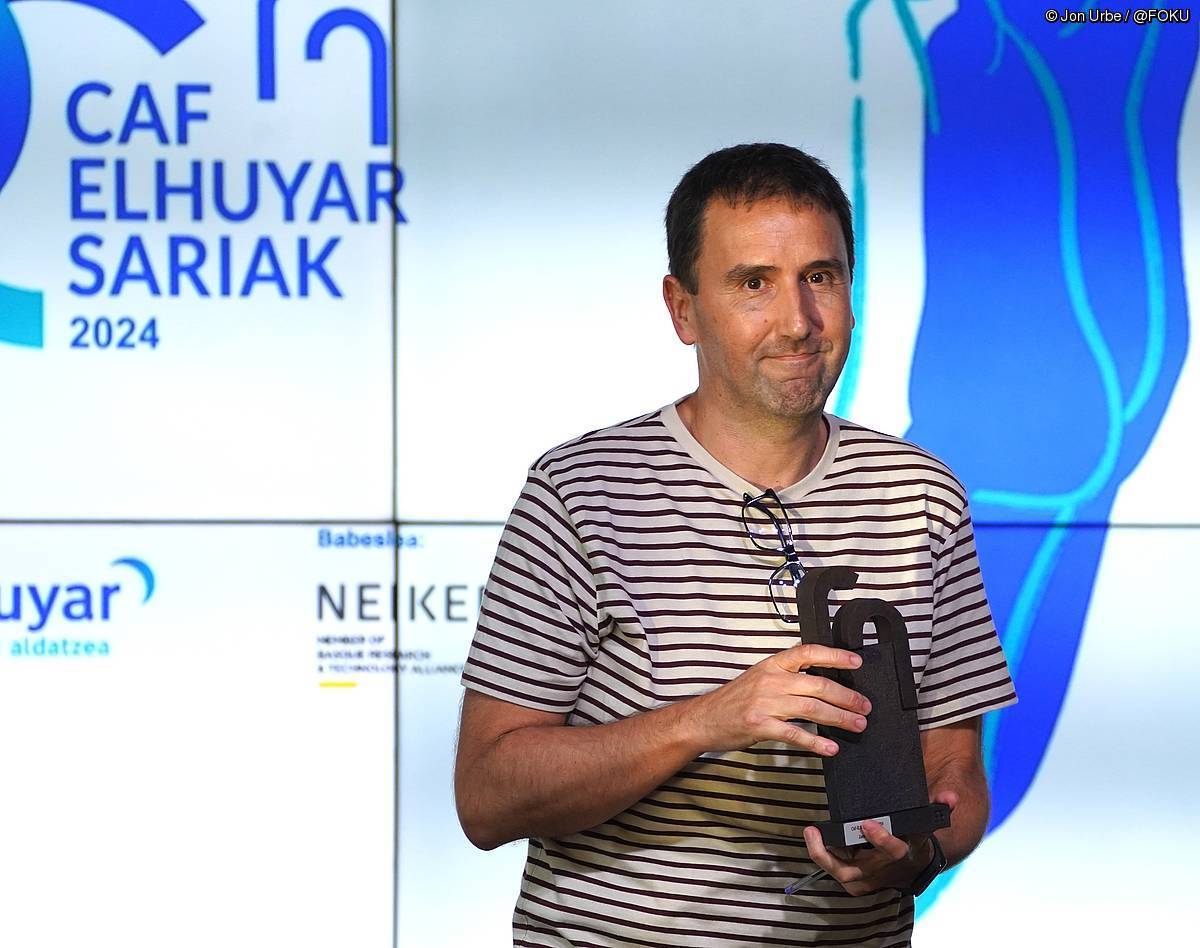 berria's tweet photo. CAF-Elhuyar sariek @EnekoitzTelle BERRIAko kazetaria saritu dute, zientzia kazetaritzaren kategorian, silfio landarearen desagerpenari buruzko erreportajeagatik.

Zorionak, Enekoitz!
@nerenereaa 

https://t.co/TR0FHmvovW https://t.co/v2CHodEfeT