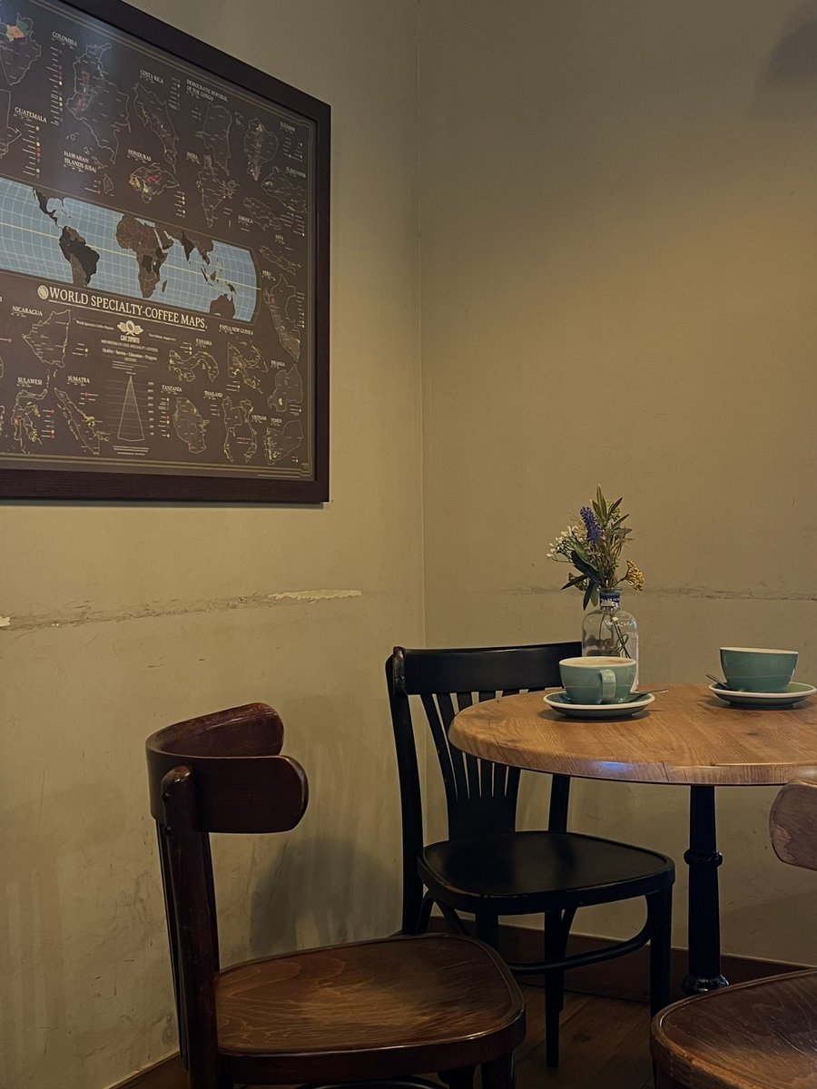 Las tardes en este entretiempo madrileño se resumen en un matcha latte y bizcocho de naranja.