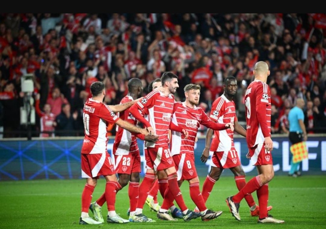 Laysono5's tweet photo. Ce que Brest accomplit en Ligue des champions est incroyable. Leur solidité est impressionnante ! Comment expliquer aux gens que Brest est actuellement la meilleure équipe française en Ligue des champions ? #BRELEV https://t.co/QXJkmlh4mS