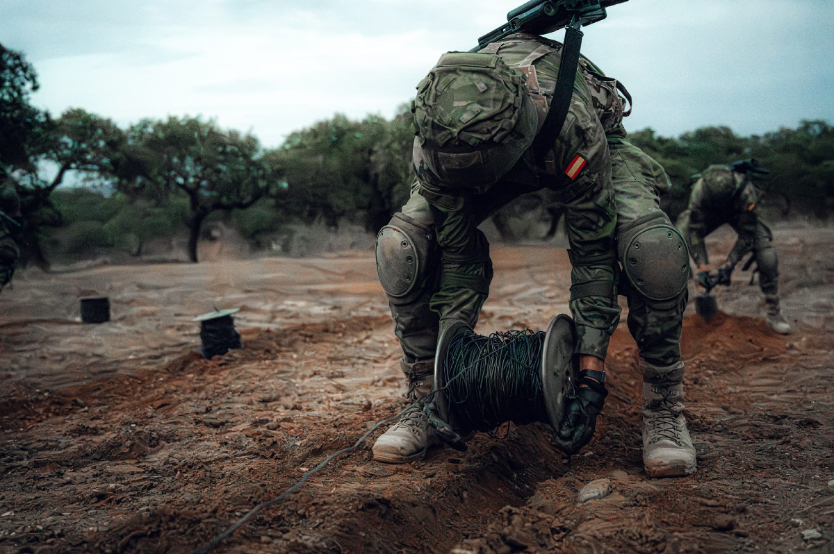 EjercitoTierra's tweet photo. 🌙 #Buenasnoches ¡Nuestros #ValoresEjército son la base de la eficacia de nuestras unidades!.
La exigencia en la preparación diaria de nuestros soldados nos asegura contar con los MEJORES. 💪 
‼️ De 0 a 10, ¿Cómo puntúas la importancia de los valores en una institución? ¡Déjanos tu puntuación en los comentarios! 👉 ¿Te animas a participar? #SomostuEjército