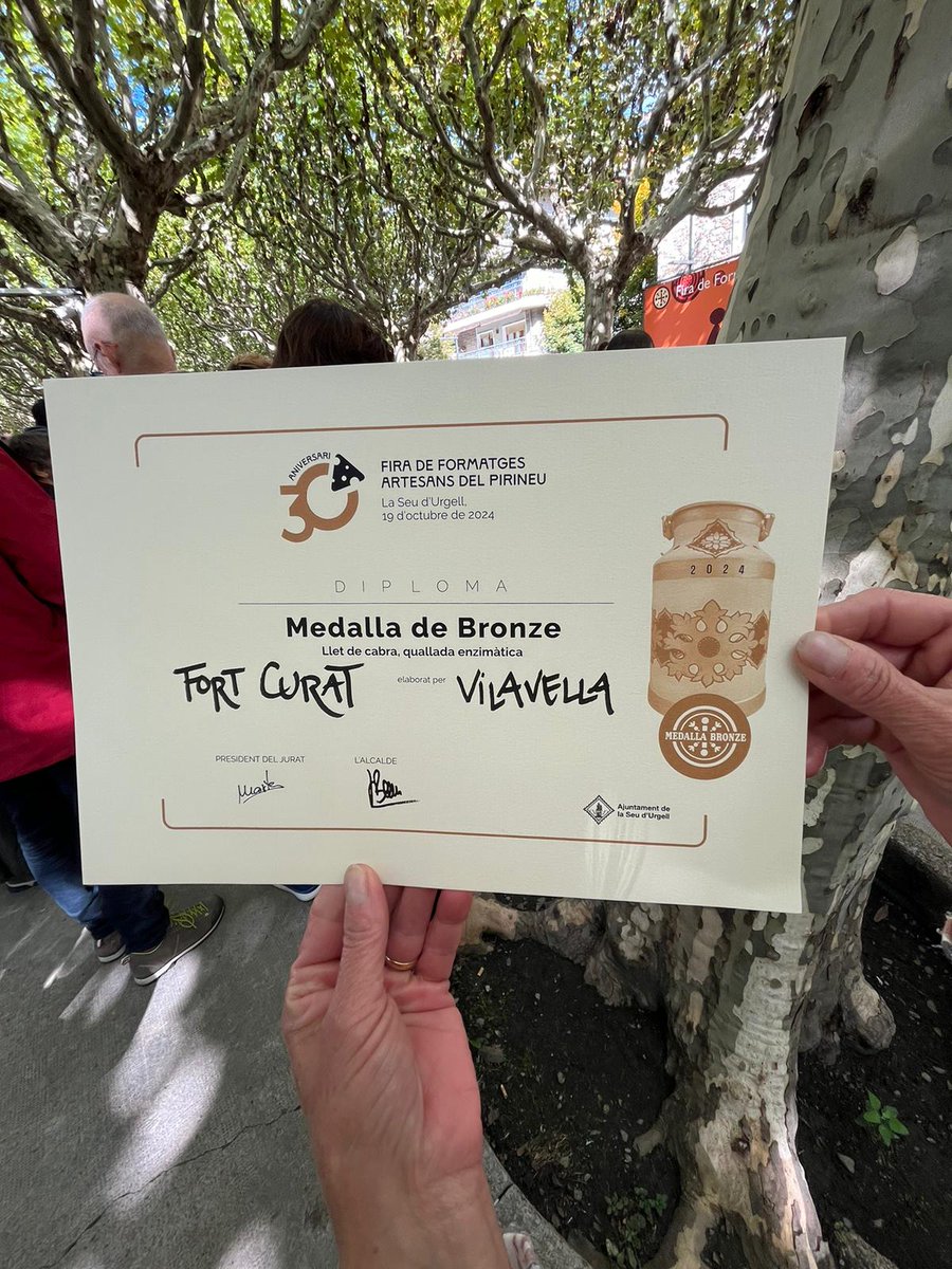 FormatgesEco's tweet photo. Un any més el nostre formatge Fort Curat rep un diploma  a la fira de formatges artesans del Pirineu. #FiraSantErmengol https://t.co/ABykGS5gkq