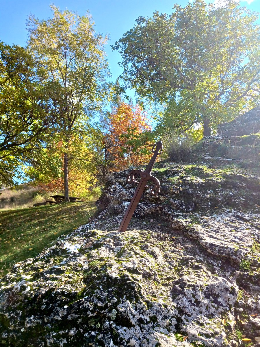 MVeterinarian's tweet image. Así está Españita, esperando a ver quién es capaz de sacar la espada de la roca.
#EspadadelCid #Silos
📷 mía