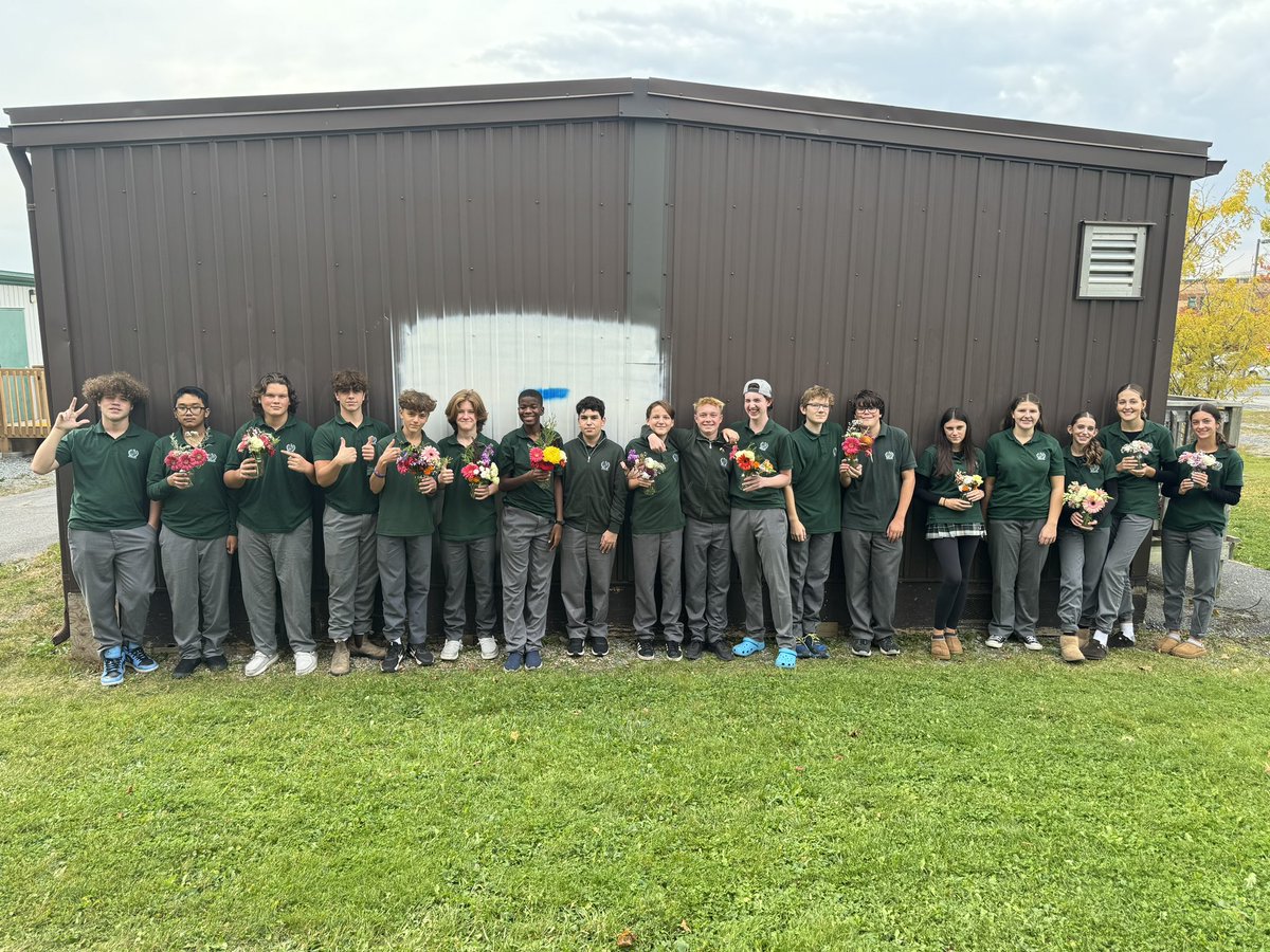 MissJChapman1's tweet image. Amazing floristry skills shown today from my Grade 9 Green Industries class. So proud of their dedication. I think there will be some happy moms! 
Thank you to @PamsFlowersGift for donating these beautiful flowers!  @HolyCrossCSS @alcdsb #taketech