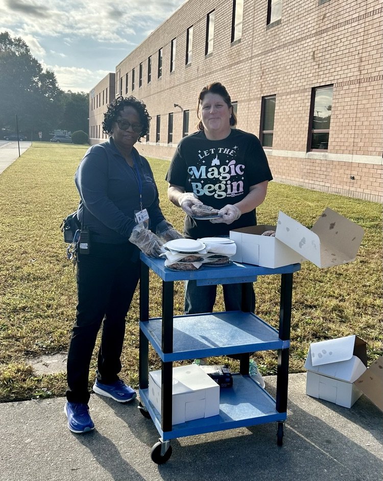 OscarSmithHigh's tweet photo. HUGE thank you to all our bus drivers. We hope you enjoyed the donuts from the SCA this am!! #halus #coachB https://t.co/PxvUw3wPm2