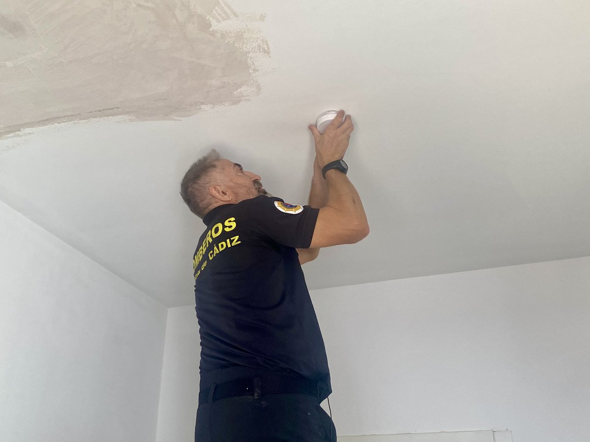 BomberosCbpc's tweet photo. 🚨’LOS DETECTORES SALVAN VIDAS’👩‍🚒
Continuamos con nuestra campaña centrada en la #Seguridad de las personas mayores y dependientes👨🏻‍🦳👩🏻‍🦳

🖲️Hoy presentamos esta iniciativa junto al Ayuntamiento de #ElPuertodeSantaMaría

#MejoraContinua #DetectoresdeHumo 
@vejer_ortiz @GermanBeardo https://t.co/53xu2uFtFJ