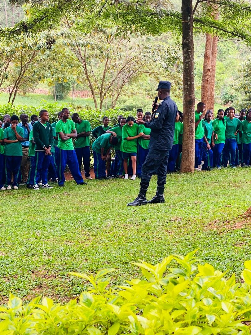 Sect4Official's tweet photo. Muri uku kwezi k'ubumwe n'ubudaheranwa bw'abanyarwanda mu murenge @Sect4Official hakomeje gutangwa ibiganiro uyu munsi byatanzwe muri GS Ape Rugunga bikaba byibanze #k'ubumwe n'ubudaheranwa, #kwirinda ibiyobyabwenge,#gerayo amahoro, n'umuco w'ubukorerabushake https://t.co/2Zjv13AlgB
