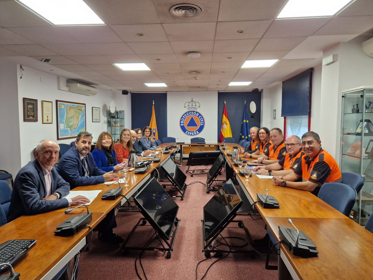 OLITRASANCOS's tweet photo. La directora general de @proteccioncivil, @VirBarcones, se ha reunido hoy con la Junta Directiva de @ANAVPCEspana y el Comité de Dirección.

Seguimos trabajando por y para los voluntarios y voluntarias de Protección Civil.

#formacion
#lasprotescuentan https://t.co/ZvAXaLAzDs
