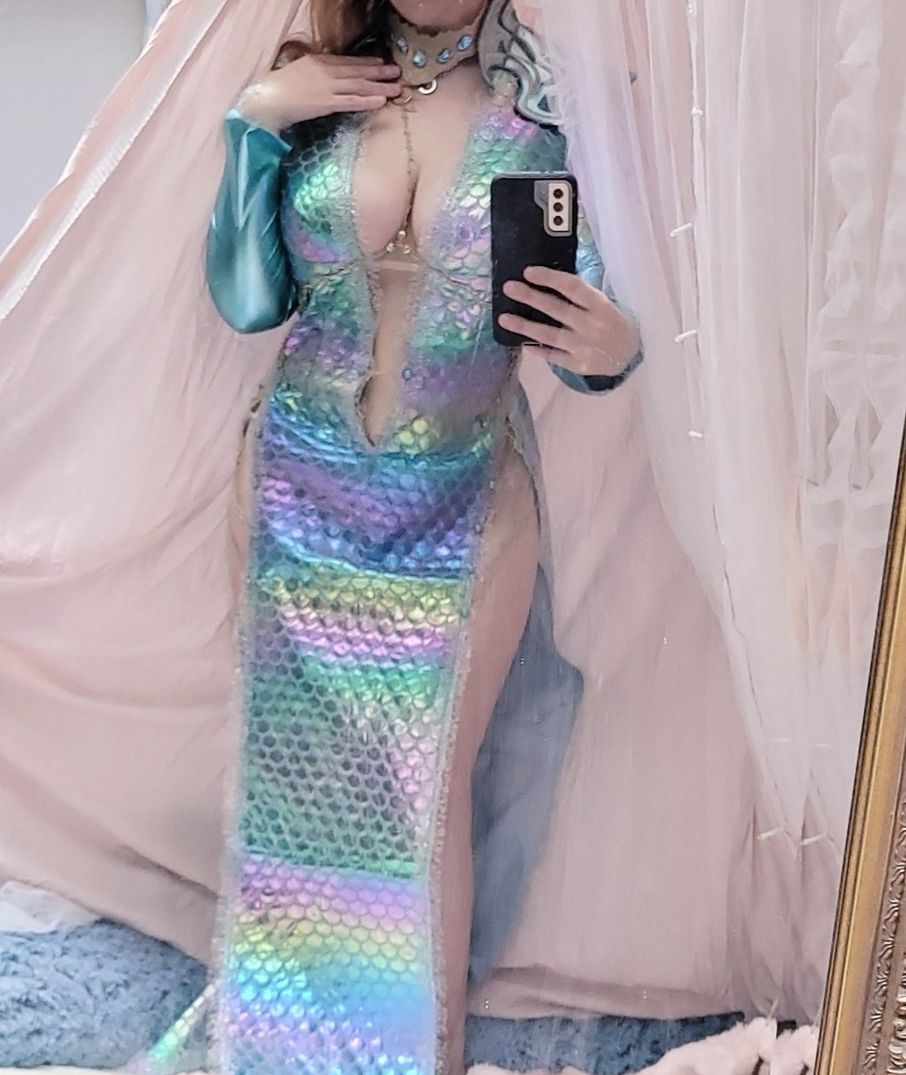 YaraLavellan's tweet photo. Planning on going to Ecchi Expo and outfits are coming in. I am absolutely in love with this #shadowheart robe ♡ https://t.co/SZ1CAcPMP9