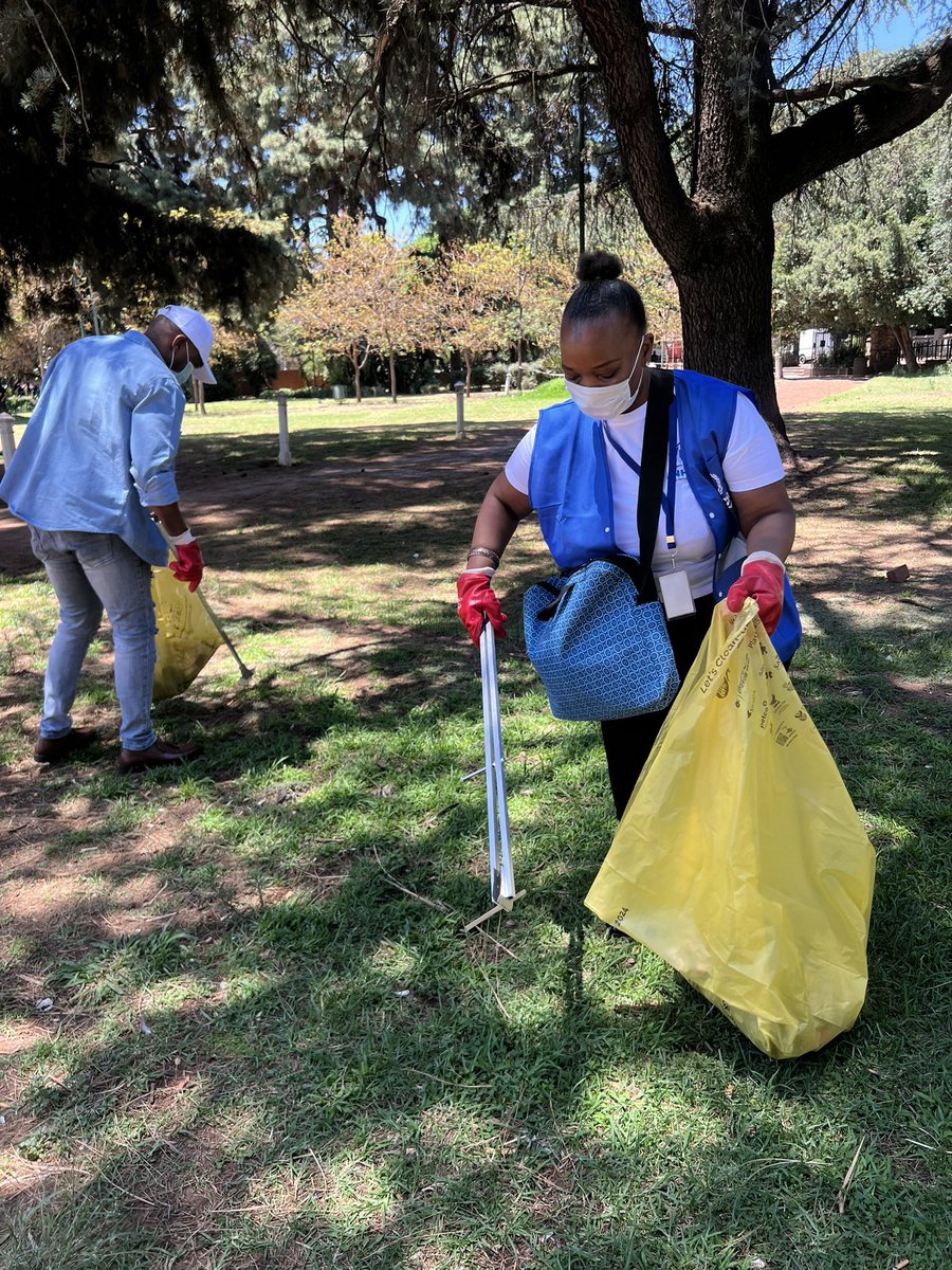 nmuffuh's tweet photo. .@UNinSouthAfrica staff, volunteers from @Official_TUT, and a team from @CityTshwane undertook an inner city community activation to spruce up Melrose House Museum 🏛️ ⛲️ and Burgers Park in Pretoria 🛝🏞️.
@UN Day / #UNWeek 🇺🇳 2024 🇿🇦 https://t.co/x07YvyK14R