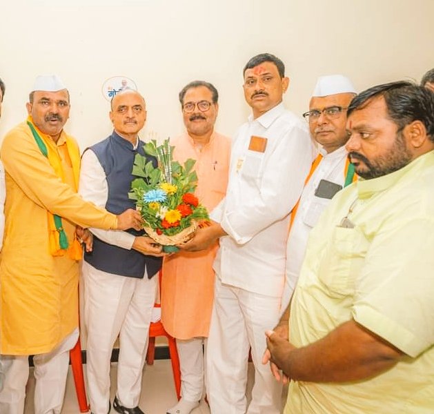 बदनापूर विधानसभा निवडणुकीच्या पार्श्वभूमीवर माजी केंद्रीय अर्थराज्यमंत्री भागवत कराड व छत्तीसगड चे आमदार चंदेल जी यांचे स्वागत करताना आमदार नारायण कुचे यांच्या बरोबर