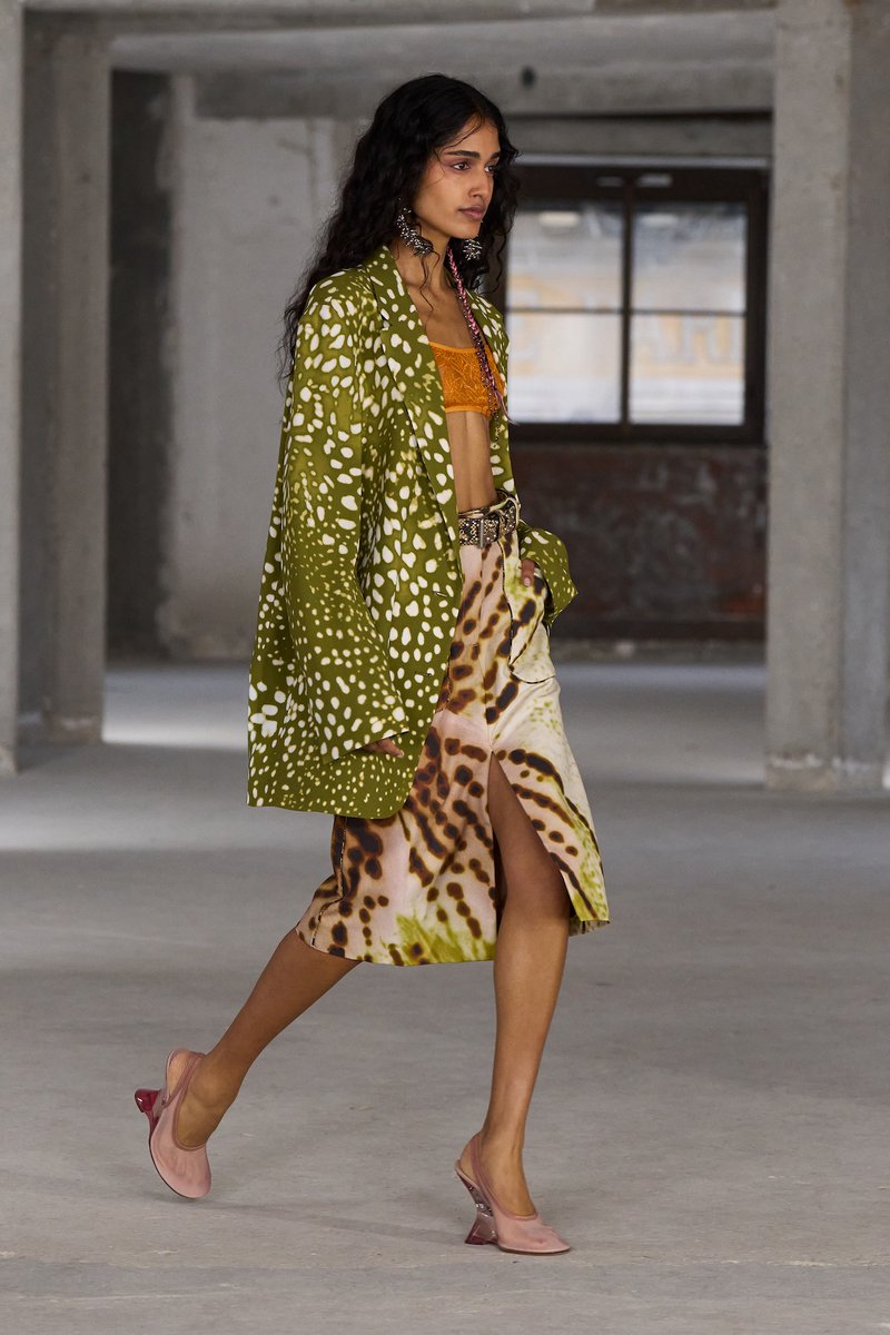 JANNIKPAARE's tweet photo. Dries Van Noten Spring/Summer 2025: A Joyful Study in Eclectic Elegance 

https://t.co/GI7JW1OdlZ 

#MCOTmag #pfw #DriesVanNoten #fashion #News #Paris #FashionWeek https://t.co/zstJbiOPOV
