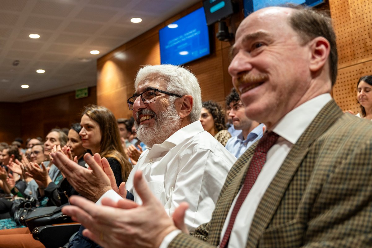 empresasucu's tweet photo. 🔙Ayer recibimos a @albertocavallo profesor de @HarvardHBS 🇺🇸
Primero, nuestra decana @ichaquiriand, directores de carrera y profesores se reunieron con él para intercambiar ideas; después abrimos las puertas para su conferencia sobre fenómeno inflacionario. 
¡Gracias Alberto 😊! https://t.co/FdZWWxQ1Ea