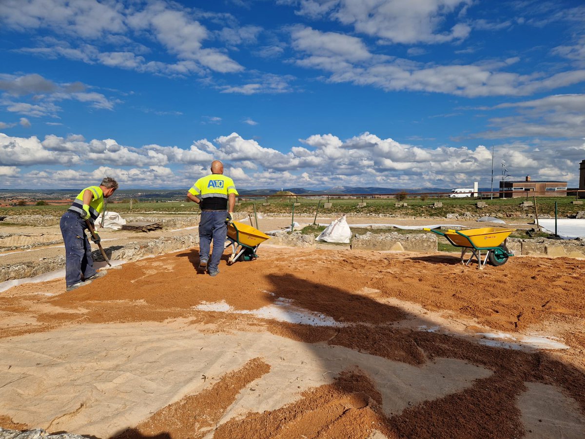 Buenas Clunienses!!
🍂🍂Como ya os anunciamos hace unos días estamos procediendo a tapar los mosaicos para que no sufran las inclemencias del otoño y el invierno. 
🏺🏺Eso sí el mosaico de las cráteras se queda destapado unos días más, hasta después del puente de los Santos.