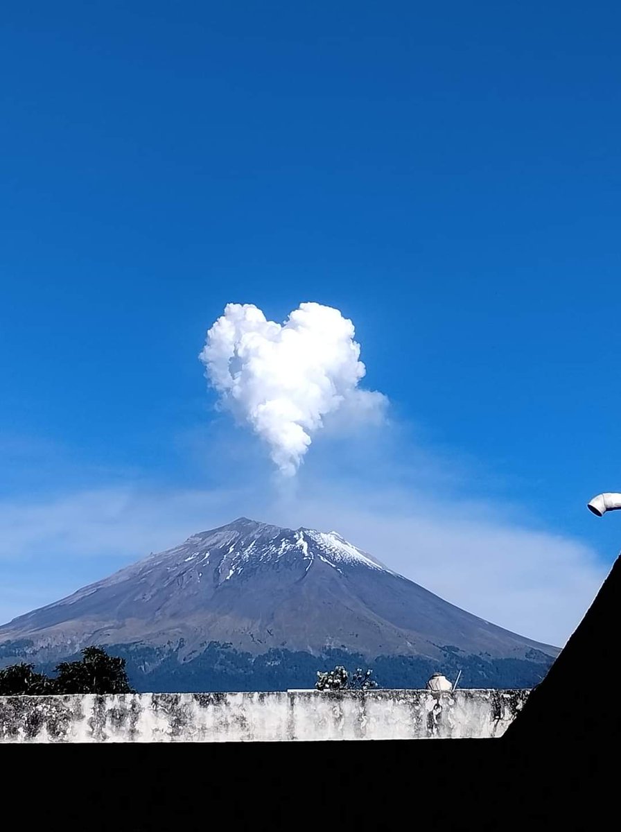 e_consulta's tweet photo. 🌋 Así se puede apreciar el volcán #Popocatépetl esta tarde desde #Atlixco, #Puebla. 
📷 Fotos: Héctor Rosas | Canal 80 https://t.co/JDFEoep6EL