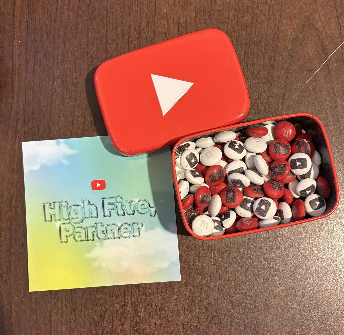 rizzyandmizzy's tweet photo. thanks @YouTube for these adorable custom m&amp;m’s and tin! @YouTubeCreators 
#youtubehighfive https://t.co/9B7aDLCkqp