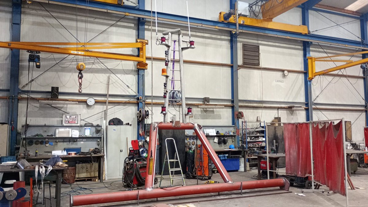 LuytGroep's tweet photo. #Finishing #touches voor WR-274🏁
J.M. Zomerdijk kan niet wachten om met nieuwe #LUYT #vislier de eerste #visreis te maken. Ook stalen #achtermast & #lierhuis zijn door ons gefabriceerd en geplaatst. ‘Dirk Senior’ is einde week startklaar voor #boomkor- en #twinrigvisserij🐟🦑 https://t.co/IQM2CIL4yW