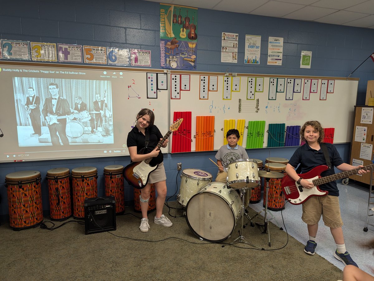 The first of day of the "Everyday is a Holly-Day" project with VES 5th graders! #CFLClassroomGrants #EducationIsEverything @vineyardsVipers <a href="/Champs4Learning/">ChampionsForLearning</a>