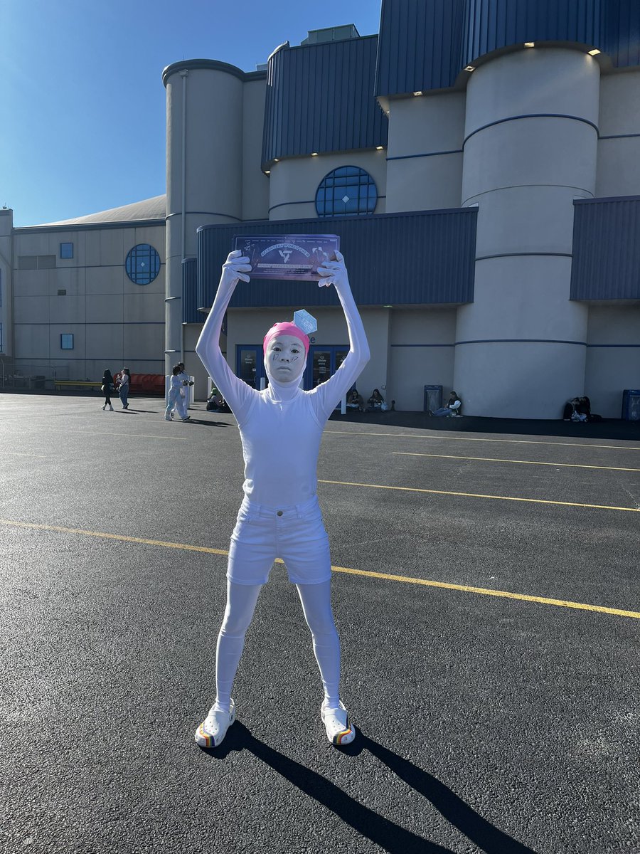 USSATEEZ's tweet photo. DAY 2 BANNERS ‼️ 

Volunteers and Non-VIP — I am by the East Gates again.

All VIP have their own box of banners that staff are handing out.

#SVT_RIGHT_HERE_IN_CHICAGO #SVT_RIGHT_HERE_IN_ROSEMONT https://t.co/LFae35gQ1g