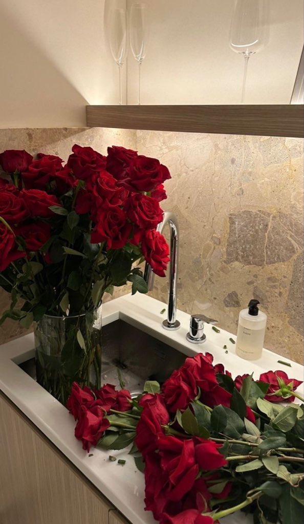 i3Moment's tweet image. Red roses