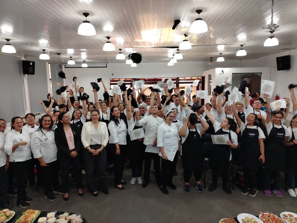 SNPP_Paraguay's tweet photo. 🎓🔚Clausura de la Escuela de Gastronomía del SNPP

🎊👩🏻‍🍳👨🏻‍🍳Se llevó a cabo la clausura de la Escuela de Gastronomía del Servicio Nacional de Promoción Profesional (SNPP), donde 180 participantes egresaron de diversos cursos. 

🥐🥖🍝🎂Algunas especialidades desarrolladas fueron: Cocina Paraguaya, Cocina Básica, Cocina Internacional, Pastelería, Pastelería Saludable, Auxiliar en Administración Gastronómica, Panadería Industrial, Panadería y Confitería Artesanal, así como Bocaditos Dulces y Salados.
Se contó con la presencia de la gerente técnica Silvana Arce y otras autoridades de la institución. 

📌Durante la ceremonia, la directora de la Escuela de Gastronomía, Patricia Paredes, resaltó el enfoque integral de la formación que abarca tanto el aspecto técnico como el empresarial, de esa manera, los participantes adquirieron las habilidades culinarias necesarias para emprender con éxito en  este rubro tan competitivo.

¡Éxitos a los nuevos egresados!👏🏻👏🏻👏🏻👏🏻👏🏻

➕️ℹ️
https://t.co/LOF5sRvIgk

#GobiernoDelParaguay