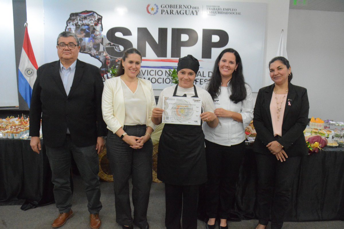 SNPP_Paraguay's tweet photo. 🎓🔚Clausura de la Escuela de Gastronomía del SNPP

🎊👩🏻‍🍳👨🏻‍🍳Se llevó a cabo la clausura de la Escuela de Gastronomía del Servicio Nacional de Promoción Profesional (SNPP), donde 180 participantes egresaron de diversos cursos. 

🥐🥖🍝🎂Algunas especialidades desarrolladas fueron: Cocina Paraguaya, Cocina Básica, Cocina Internacional, Pastelería, Pastelería Saludable, Auxiliar en Administración Gastronómica, Panadería Industrial, Panadería y Confitería Artesanal, así como Bocaditos Dulces y Salados.
Se contó con la presencia de la gerente técnica Silvana Arce y otras autoridades de la institución. 

📌Durante la ceremonia, la directora de la Escuela de Gastronomía, Patricia Paredes, resaltó el enfoque integral de la formación que abarca tanto el aspecto técnico como el empresarial, de esa manera, los participantes adquirieron las habilidades culinarias necesarias para emprender con éxito en  este rubro tan competitivo.

¡Éxitos a los nuevos egresados!👏🏻👏🏻👏🏻👏🏻👏🏻

➕️ℹ️
https://t.co/LOF5sRvIgk

#GobiernoDelParaguay