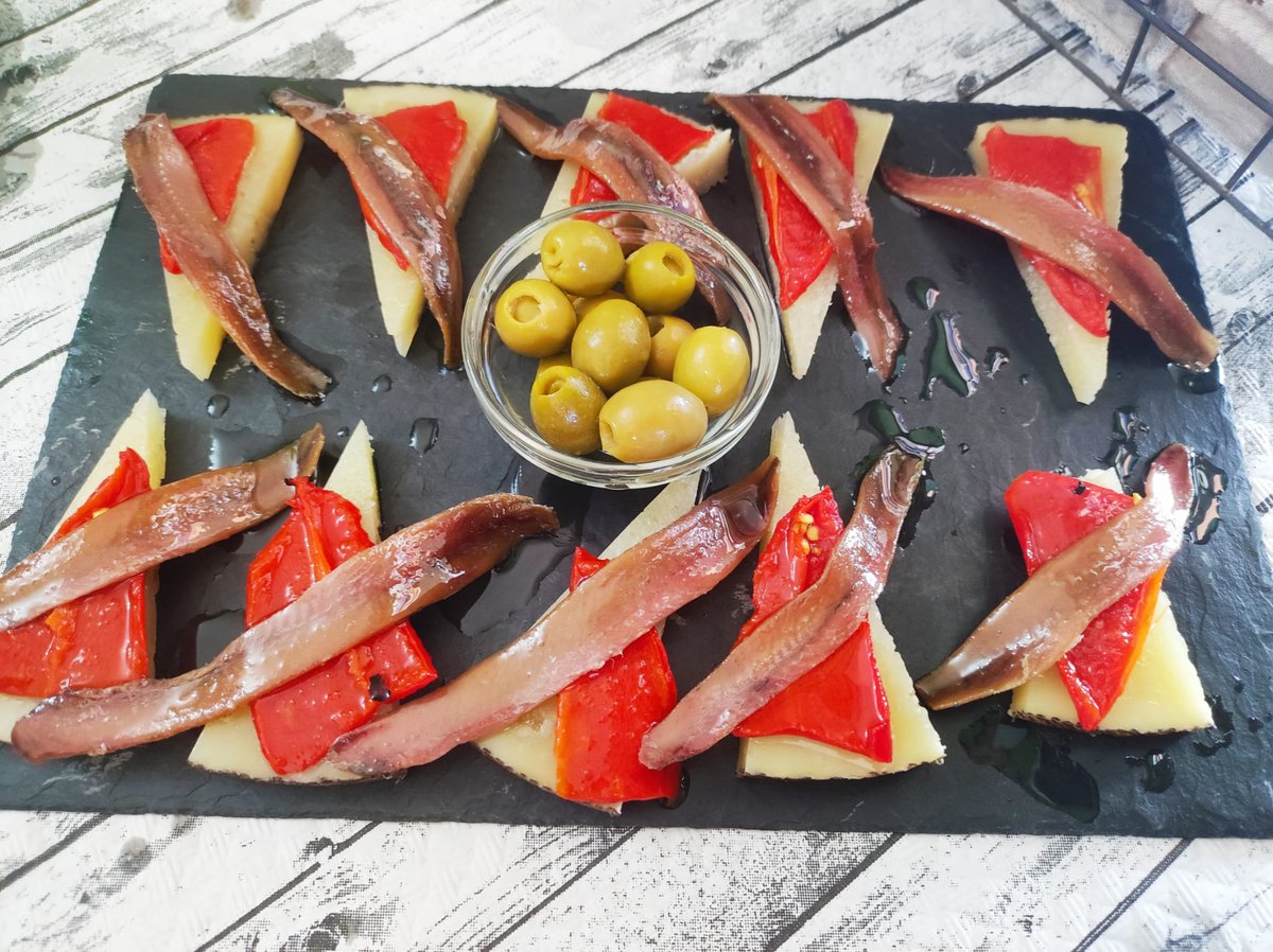 CasaLaudina's tweet photo. Nada mejor después  de una ruta en moto como tomar unas sidras y comer en una sidreria #Asturiana en este caso el Zamorano en El Entrego #sidreria con solera, donde aún  te ponen los palos(lotes de sidra) que te sirven

Ñammm https://t.co/rMTERZZ5qU