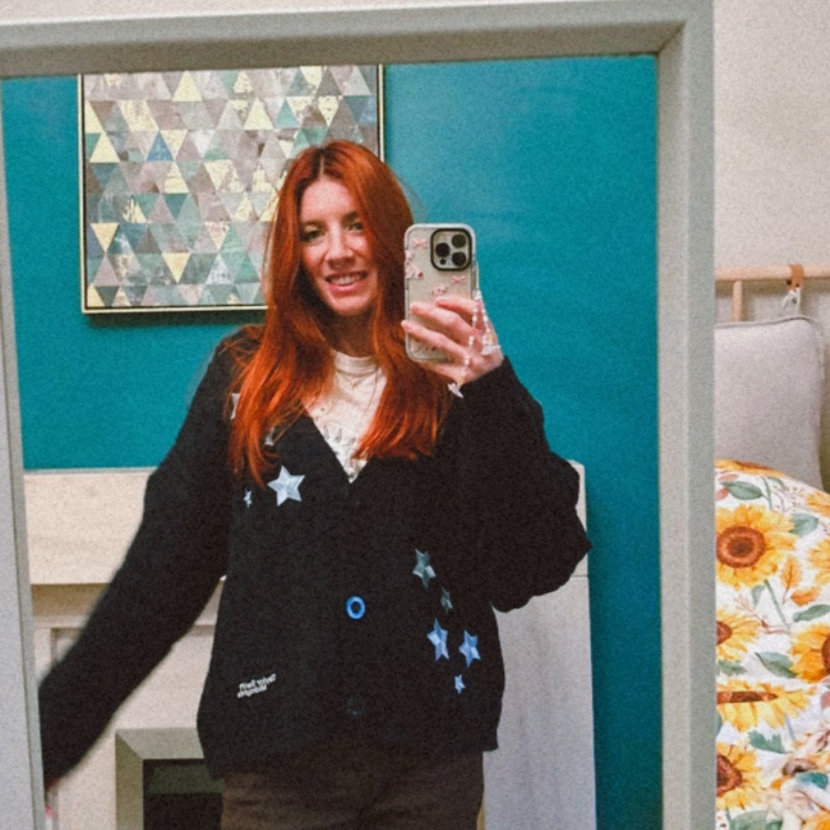 ccosmictortoise's tweet photo. my new cardigan polishes up real ✨ nice✨ @taylornation13 @taylorswift13 #2YearsofTSmidnightsTS
this cardigan is so soooo soft !!!!!! https://t.co/CFLWBWtxb6
