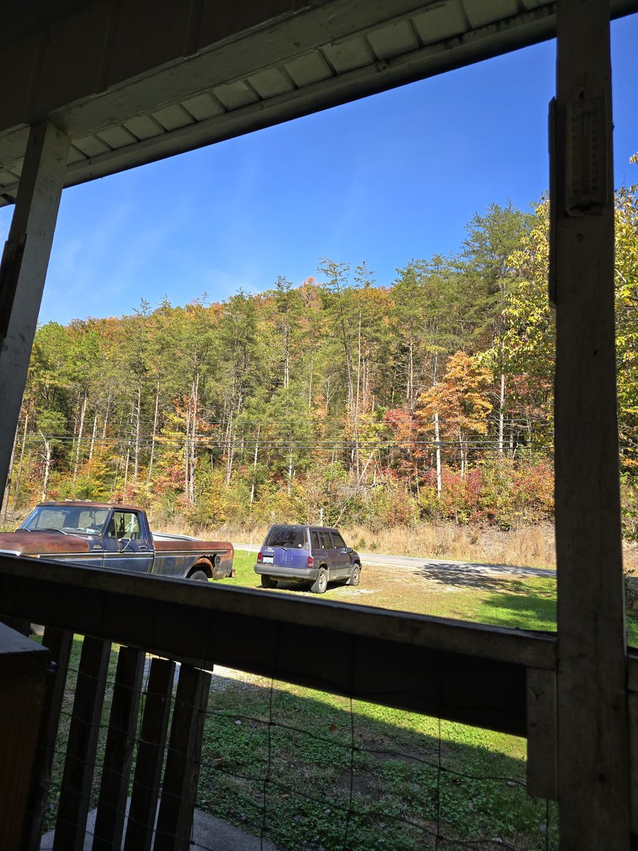 TMard's tweet photo. Loving the fall views from my front porch. @Kentuckyweather @JimWKYT #kywx https://t.co/3Ow5sZY08b