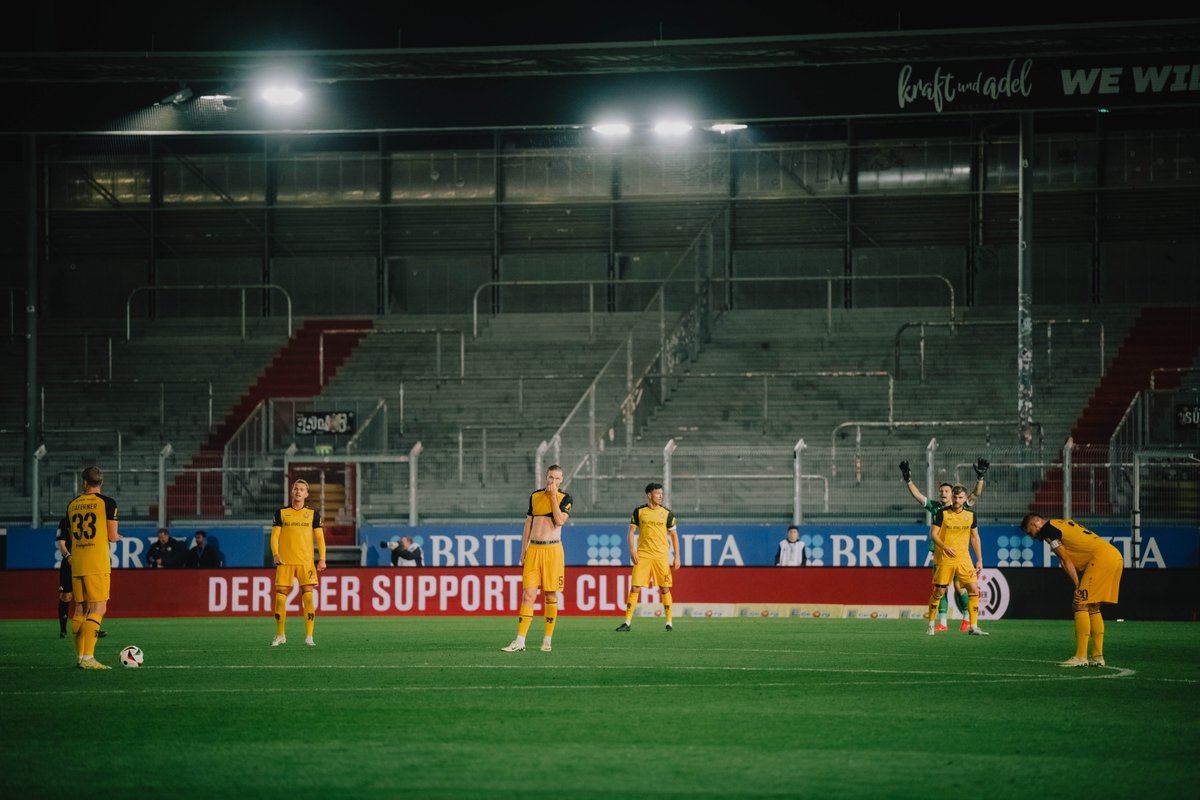 DynamoDresden's tweet photo. Wir haben am Mittwochabend in der ersten von zwei aufeinanderfolgenden Englischen Wochen das Spiel gegen den SV Wehen Wiesbaden mit 0:1 (0:1) verloren. Der einzige Treffer der Partie fiel in der 21. Spielminute. 👉https://t.co/IVPXhYDs3r #WIESGD #sgd1953 https://t.co/4w7gVdVZhT