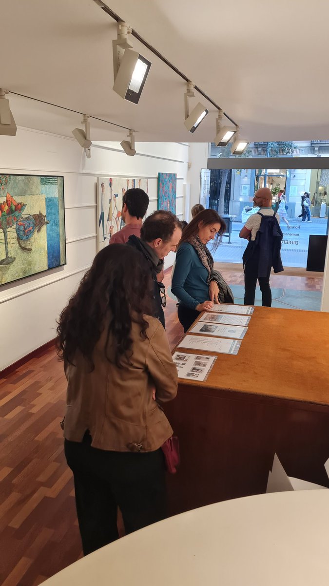 galeriabarnadas's tweet photo. Gran afluència de públic durant tota l'exposició homenatge a #DidierLourenço https://t.co/EBnP12t4BC
