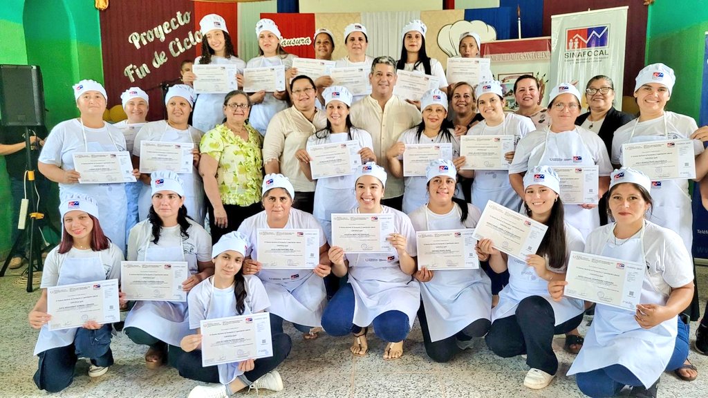 Sinafocal's tweet image. 👩🍳🎂 ¡Kuña Guapa de Santa Elena, Cordillera! Culminan con éxito el curso de “Cocina y Repostería” 
2️⃣5️⃣ talentosas mujeres han completado su capacitación, listas para enfrentar nuevos desafíos en el apasionante mundo culinario. 👩🍳
🏛️ En el acto de clausura, el Secretario…