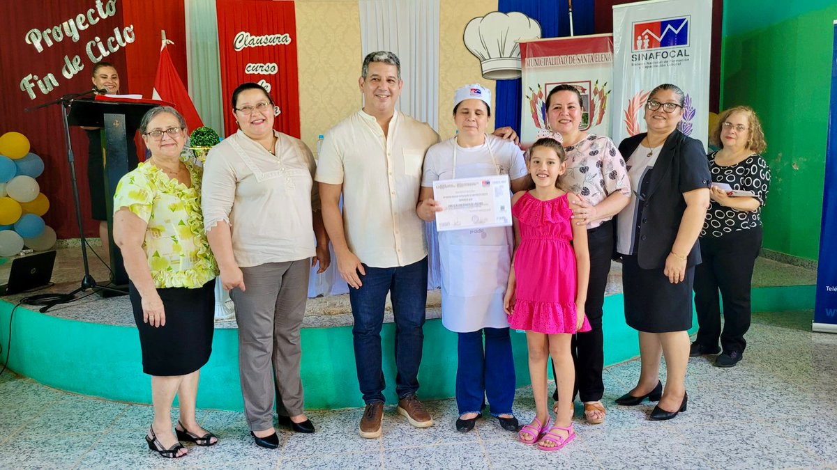Sinafocal's tweet image. 👩🍳🎂 ¡Kuña Guapa de Santa Elena, Cordillera! Culminan con éxito el curso de “Cocina y Repostería” 
2️⃣5️⃣ talentosas mujeres han completado su capacitación, listas para enfrentar nuevos desafíos en el apasionante mundo culinario. 👩🍳
🏛️ En el acto de clausura, el Secretario…