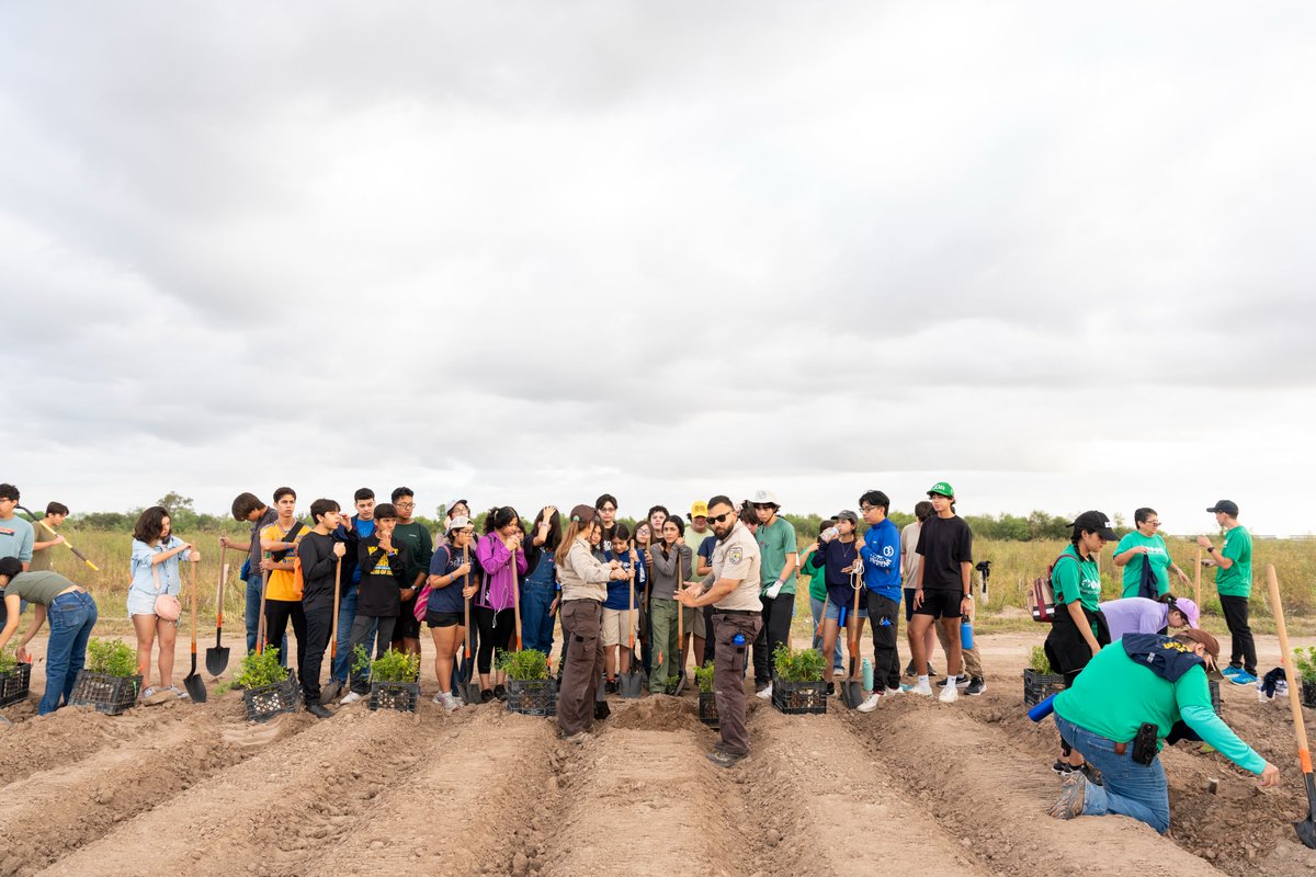 AmericanForests's tweet photo. This past weekend, the largest native thornforest community planting event in the U.S. took place in the heart of the Rio Grande Valley. 

🌱Over 1,600 volunteers from across the region came together to plant an incredible 15,092 seedlings. https://t.co/c518nUl7EI