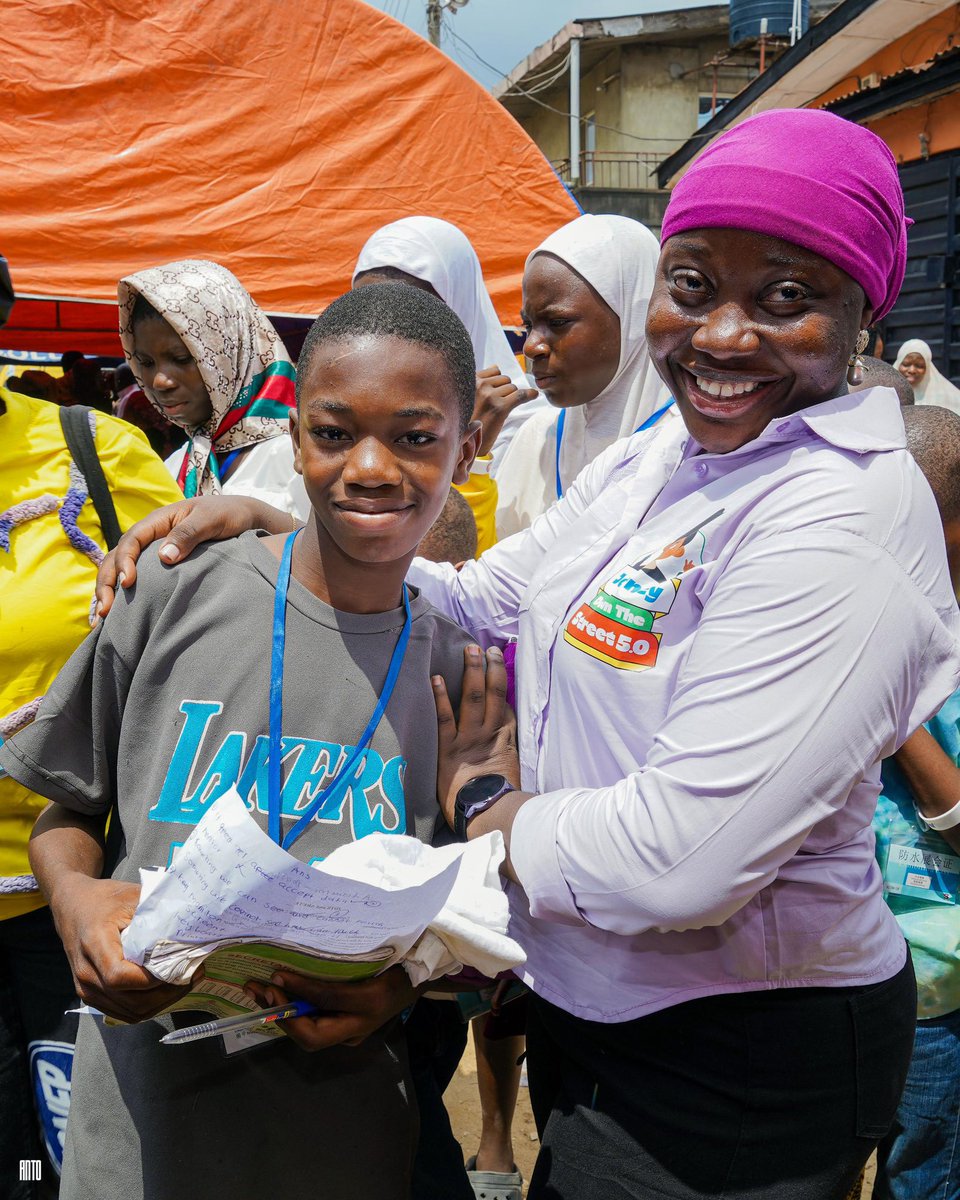OfficialJdts's tweet photo. With joyous hearts and stressed faces, Oyintee and friends strived to put a smile on the face of the kids of Ajibola community. 

We won’t be getting over that anytime soon!🥹❤️ https://t.co/0lLTSdILgE