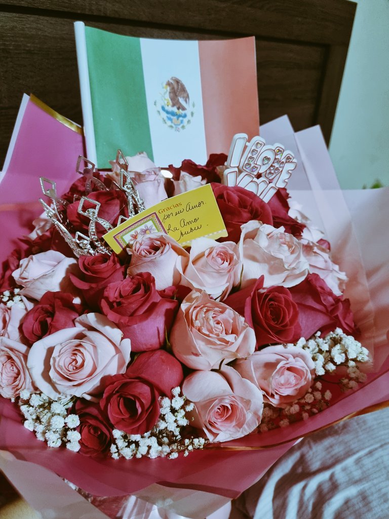 ClauFerrero's tweet photo. Iniciando la mejor temporada del mundo escorpio season. El universo en corto. 💐🖤✔️ https://t.co/MIqDpU03Gk
